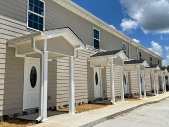 Foto del edificio - $500 OFF 1st FULL MONTHS RENT!..Townhome Minutes from Tims Ford Lake!