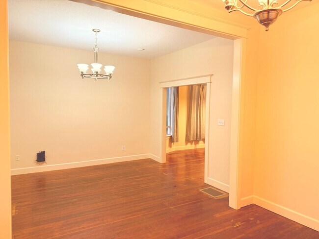 Building Photo - 4 Bed/2Bath Classic Craftsman on N Williams Ave