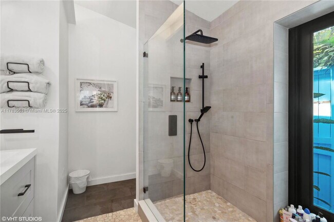 Foto del edificio - 3794 Irvington Ave