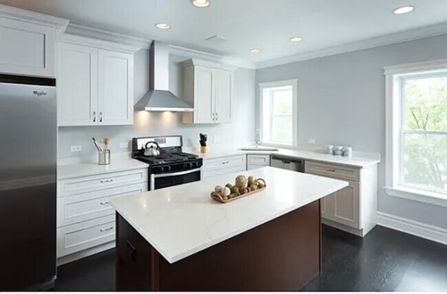 Foto del edificio - 3380 N Milwaukee Ave