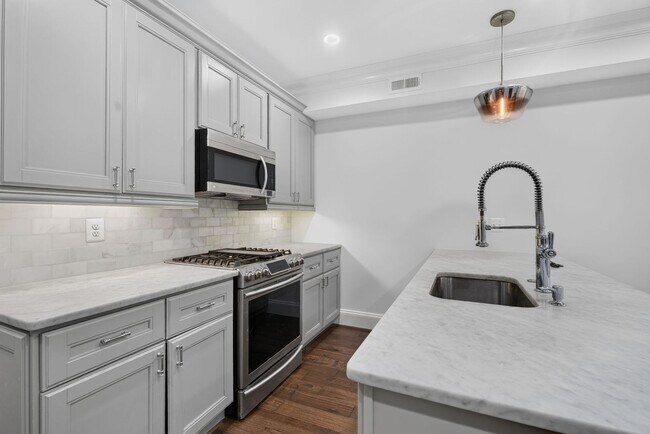 Foto del edificio - Bright Adams Morgan Condo with Den, Two Full Baths & In-Unit Laundry