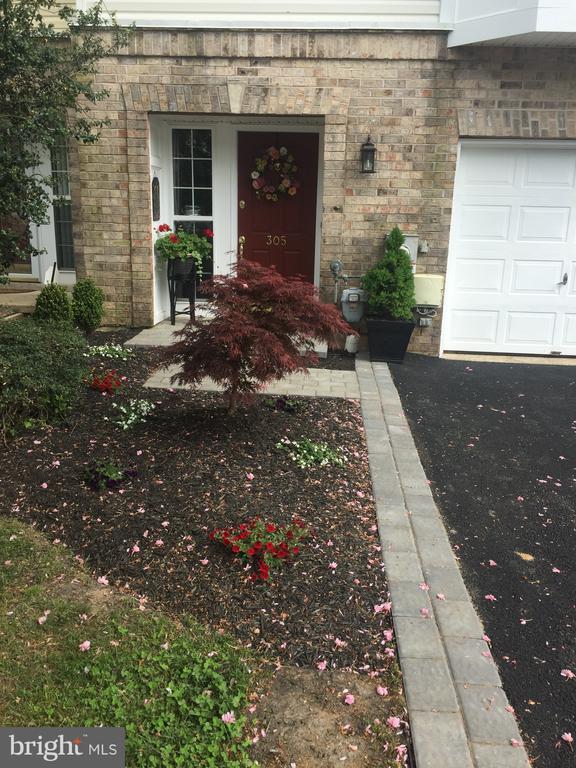 Building Photo - 305 Rockmeade Dr