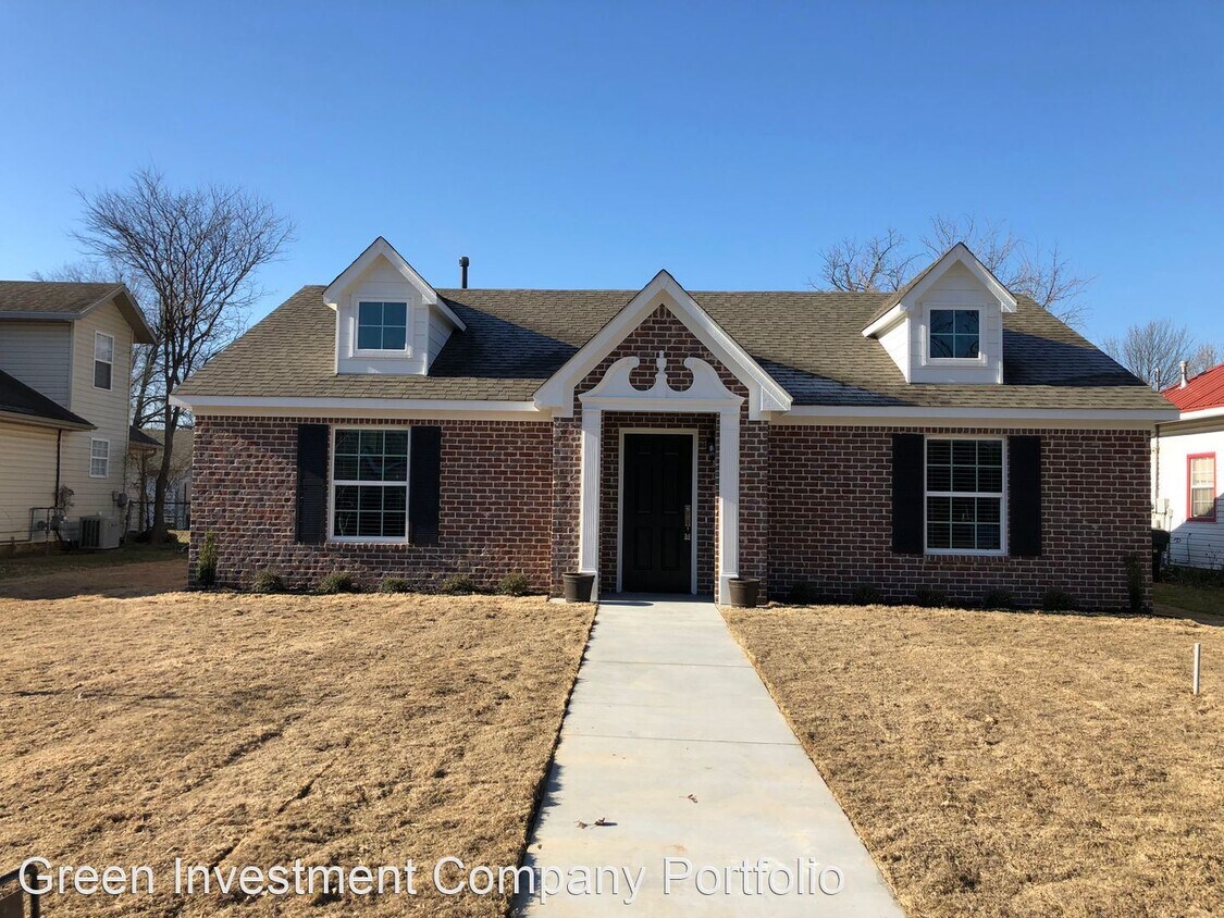 Primary Photo - 3 br, 2 bath House - 327 E. Will Rogers Blvd.