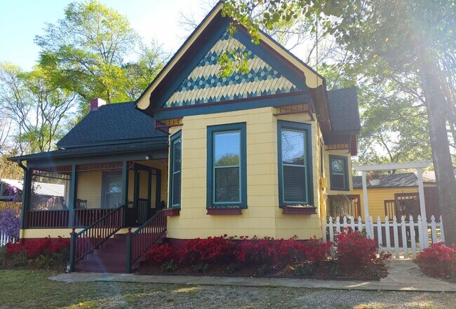 Building Photo - Vintage 2 Bedroom, 1 Bath House w/Office n...