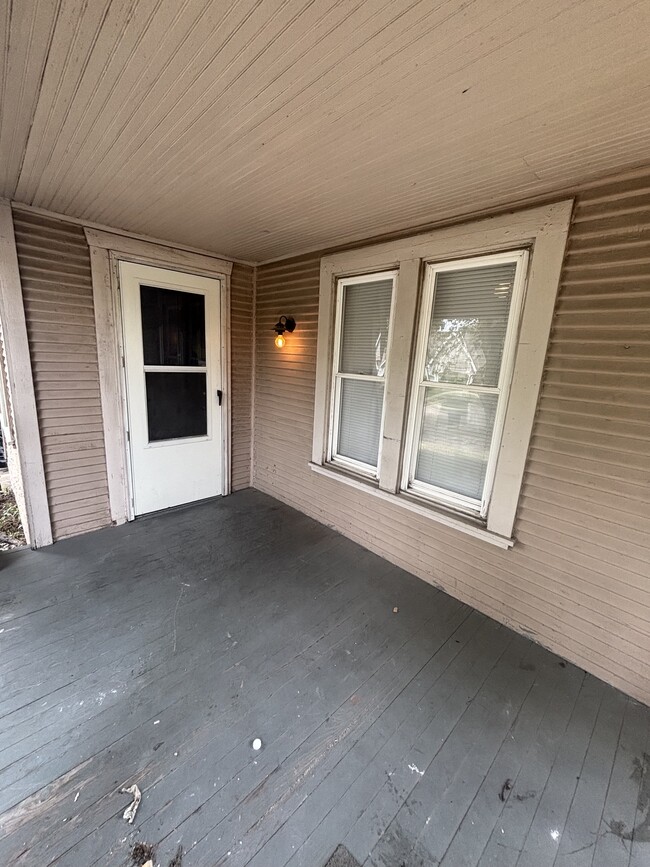 Building Photo - 1235 S Lewis Pl