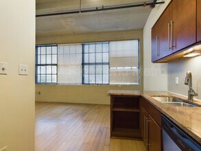 Building Photo - 815 Perry St