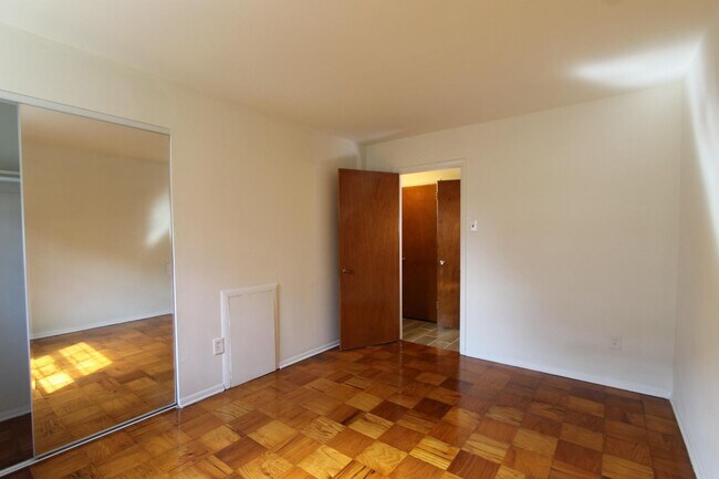 Foto del edificio - 8244 Woolston Ave