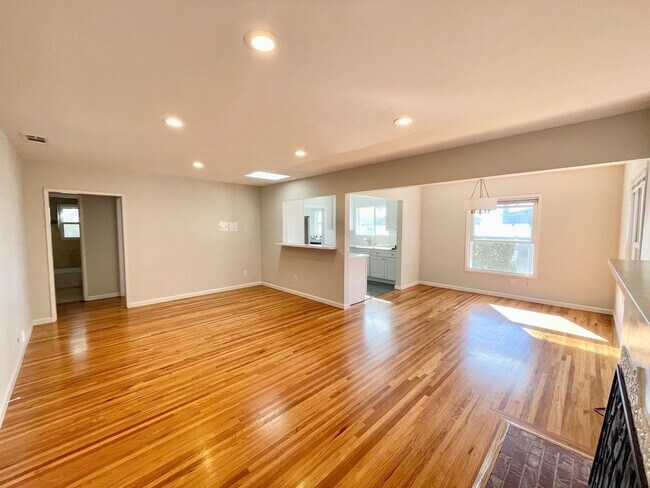 Building Photo - CHARMING 3 BR/1 BA SINGLE FAMILY HOME * MU...
