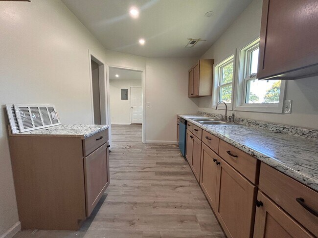 Building Photo - Renovated 3 Bed 1 Bath Home