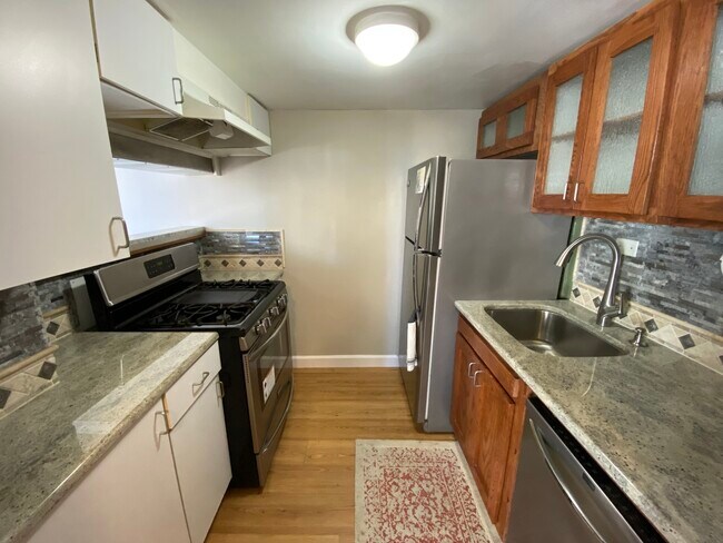 Foto del edificio - 6150 N Kenmore Ave