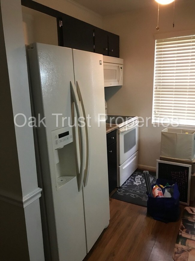 Building Photo - Lakeside James Island Townhouse