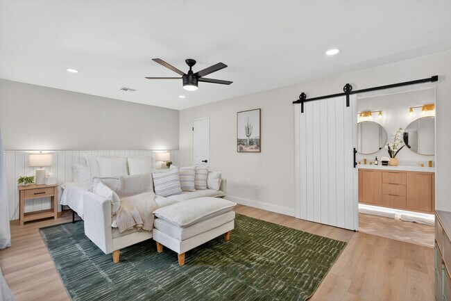 Building Photo - 5121 E Windrose Dr