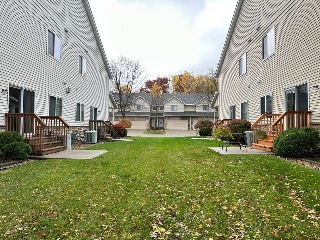 Foto principal - Lakeville End Unit Available Nov/December,...