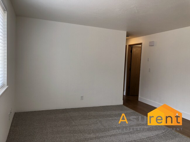 Building Photo - Cute Apartment with yard