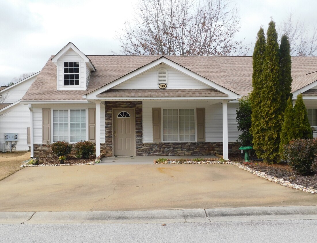 Primary Photo - 119 Crest Pointe