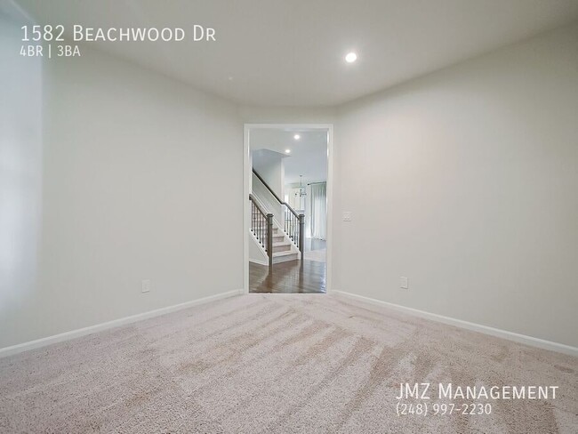 Foto del edificio - 1582 Beachwood Dr