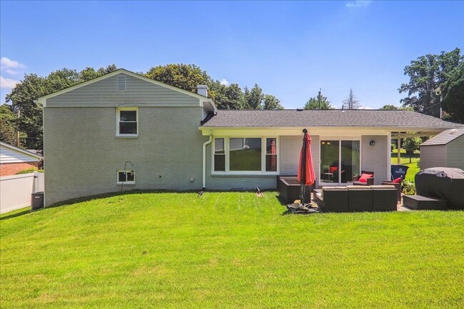 Foto del edificio - COMING SOON - Fresh and Updated - 4Bed/3Bath Split Level  w/ spacious yard