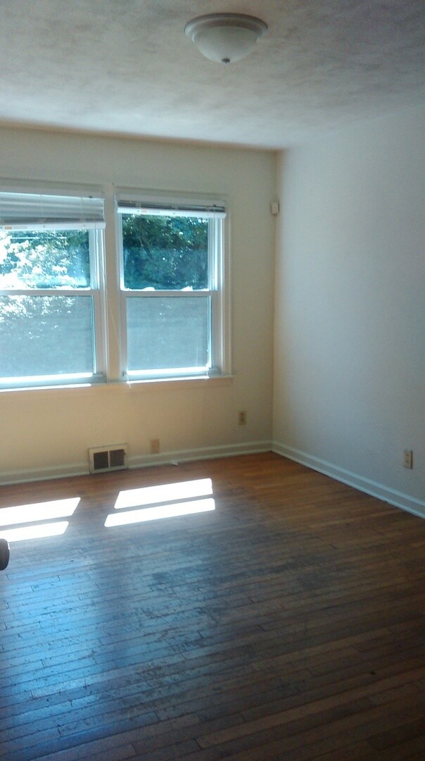 Building Photo - **August 2026****- 3 bed 2 bath - Large ba...
