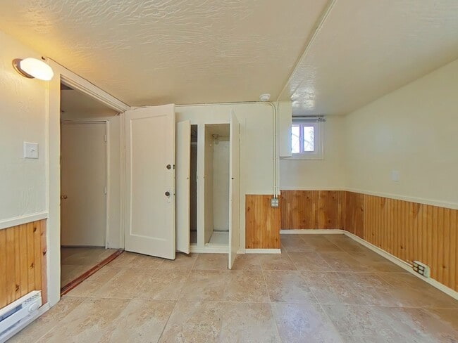 Building Photo - 3 Bedroom 4-Plex ~ Close to Campus
