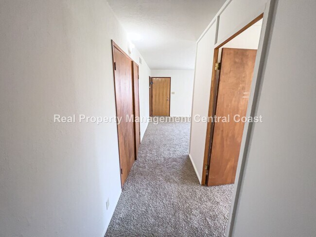 Foto del edificio - AVAILABLE NOW - Spacious Two Story Templet...
