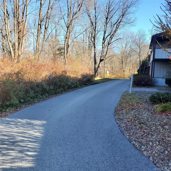 Building Photo - 160-166 W Rd