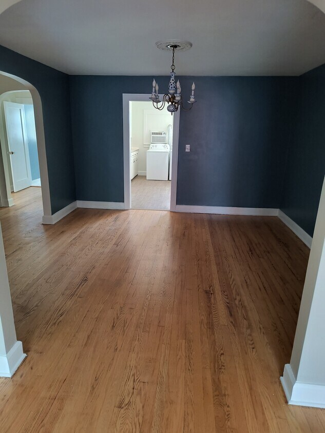 Dining room - 140 W North St