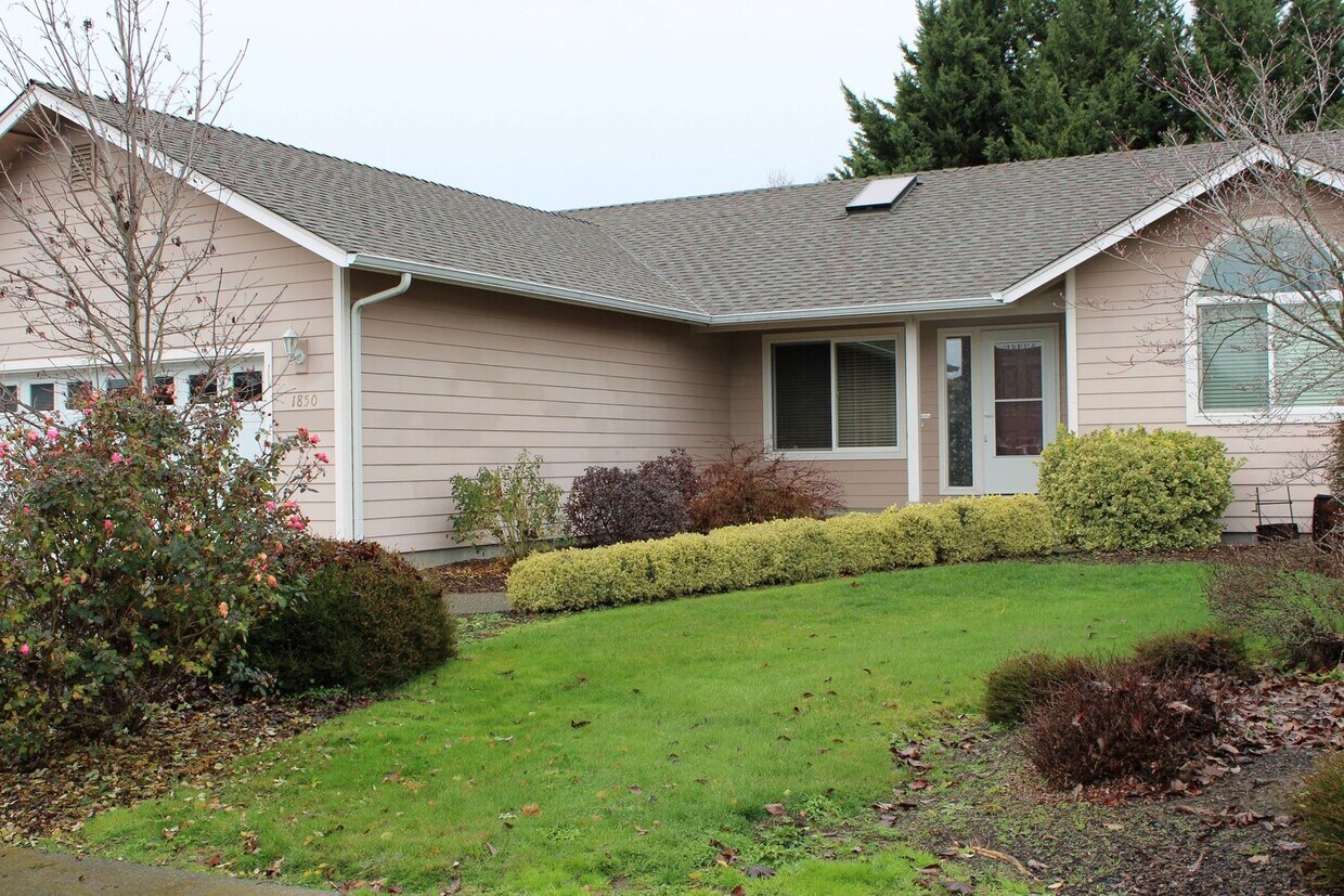 Primary Photo - Open Concept Living Close to Downtown Gran...
