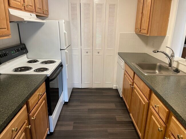 Building Photo - 60 Greentree Ln
