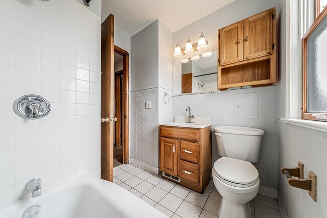 Foto del edificio - Beautiful 3 beds, 1.5 bathroom home with b...
