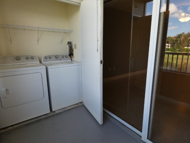 Foto del edificio - 2851 N Oakland Forest Dr
