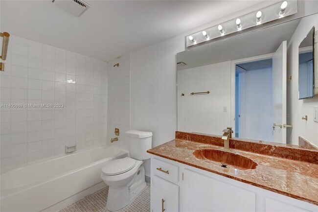 Building Photo - 3501 Inverrary Dr
