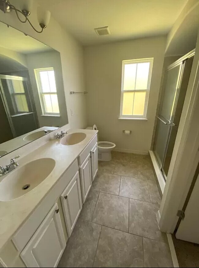 Baño principal - 102 Phillip Scott Dr