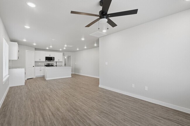 Foto del edificio - Modern Duplex Living | $2,550 | Available June 5 Near Stargate