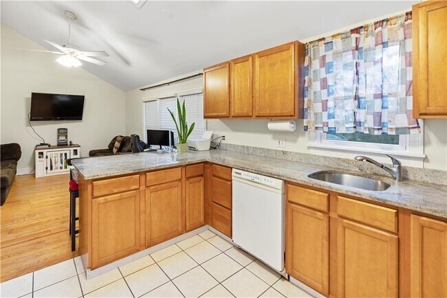 Foto del edificio - 393 Aquidneck Ave