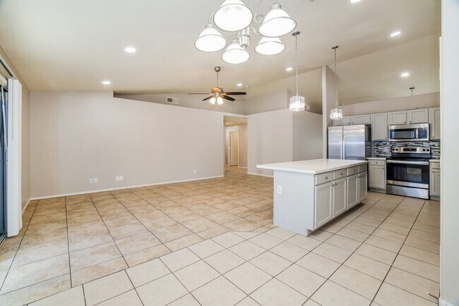 Building Photo - 2904 W Sunland Ave