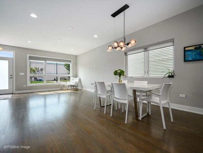 Foto del edificio - 2544 W Warren Blvd