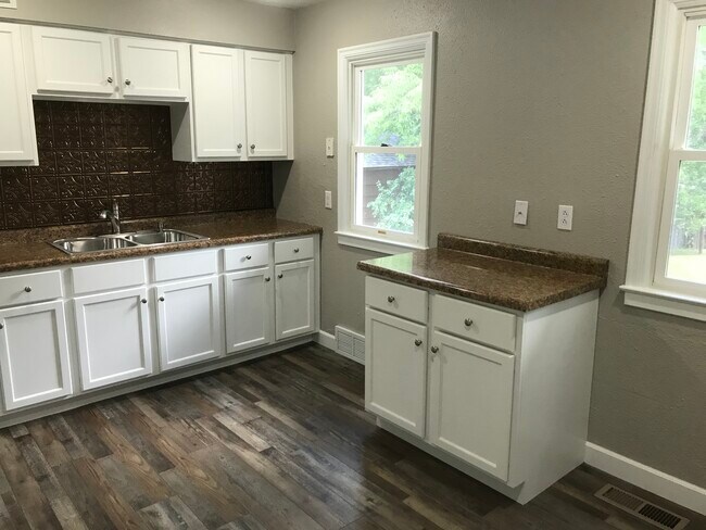 cocina renovada con estufa y refrigerador - 816 S Glendale Ave