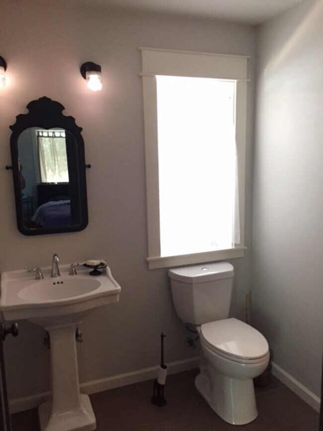 Foto del edificio - 2BED 2BATH - NEWLY RENOVATED, YARD, WASHER DRYER, STORAGE, NEAR DOWNTOWN