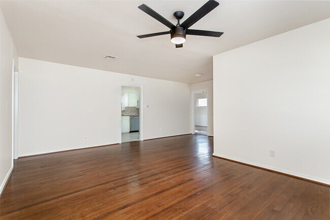 Foto del edificio - 6908 Wake Forrest Dr