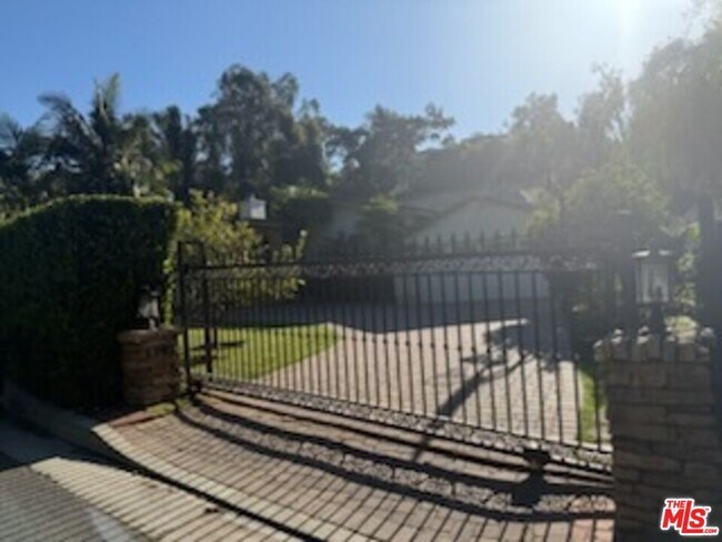 Building Photo - 1148 San Ysidro Dr