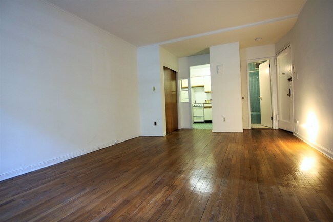 Building Photo - 335 W 88th St
