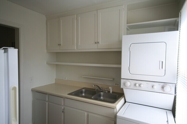 Foto del edificio - Adorable 1 Bedroom Apt / 1 Block to Duke!