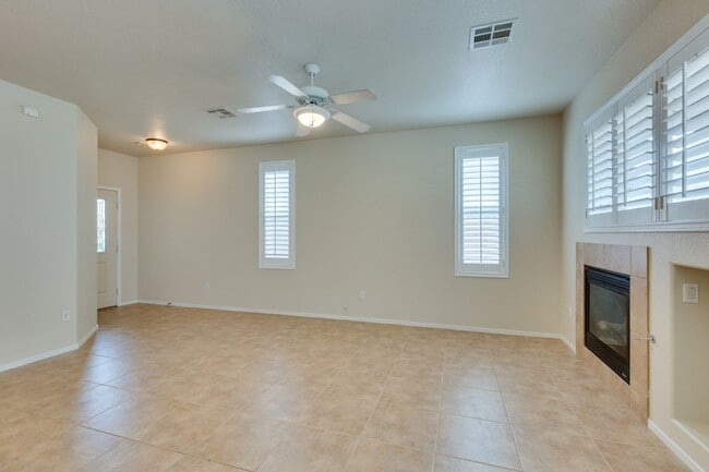Building Photo - WONDERFUL TOWNHOME WITH GORGEOUS BACKYARD ...