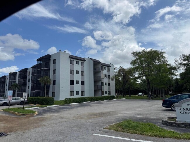 Building Photo - 3710 N Pine Island Rd