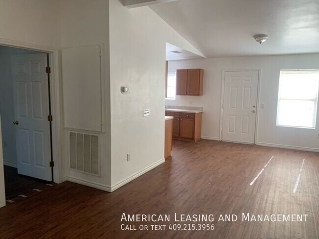 Building Photo - 3-Bedroom 2-Bath Brick Home Ready for Leas...