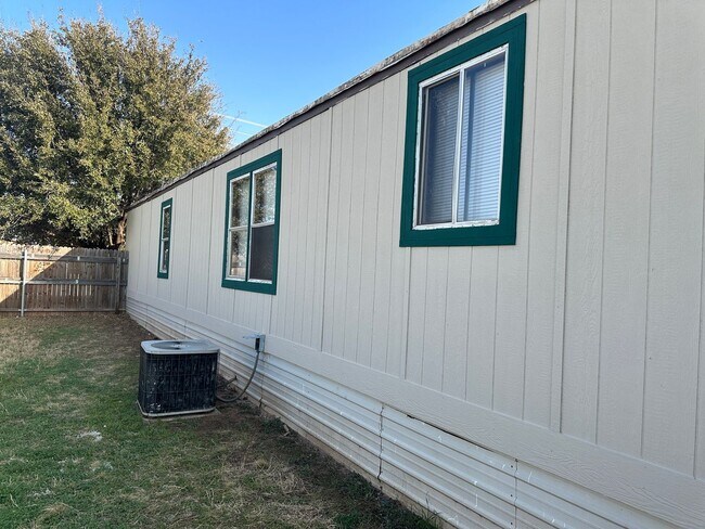Building Photo - 3/2 Trailer house, newly painted inside and out!