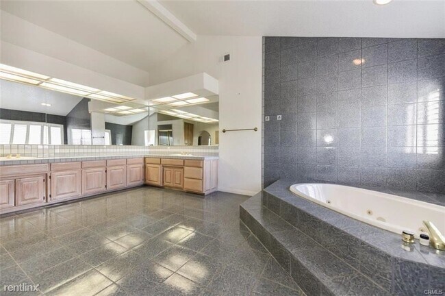 Building Photo - 5 br, 3.5 bath House - 1063 Holiday Dr