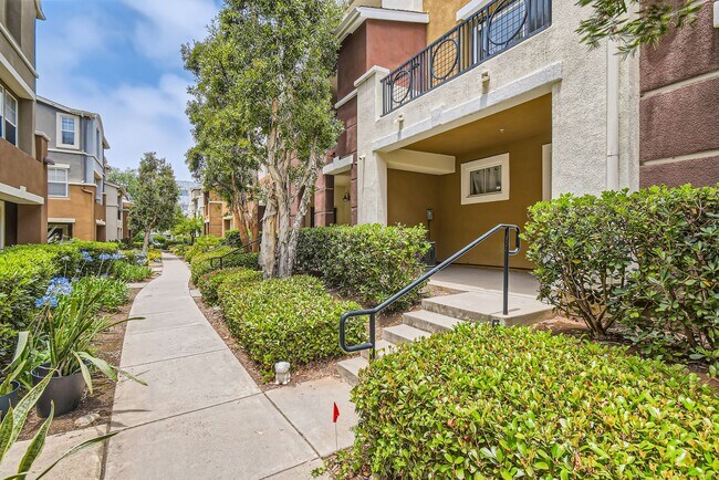 Foto del edificio - Stylish 2Bd + Den/Office - Townhome in Prime Central SD – Near Convoy District, Bases & Freeways