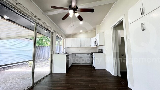 Building Photo - 3300 Sharon Cir