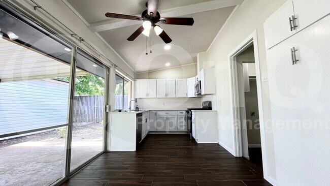 Foto del edificio - 3300 Sharon Cir